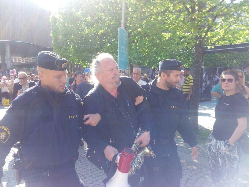 Här förs EU-kandidaten bort av polis efter att ha stört Björn Söders tal med Pippi Långstrump-låten. 